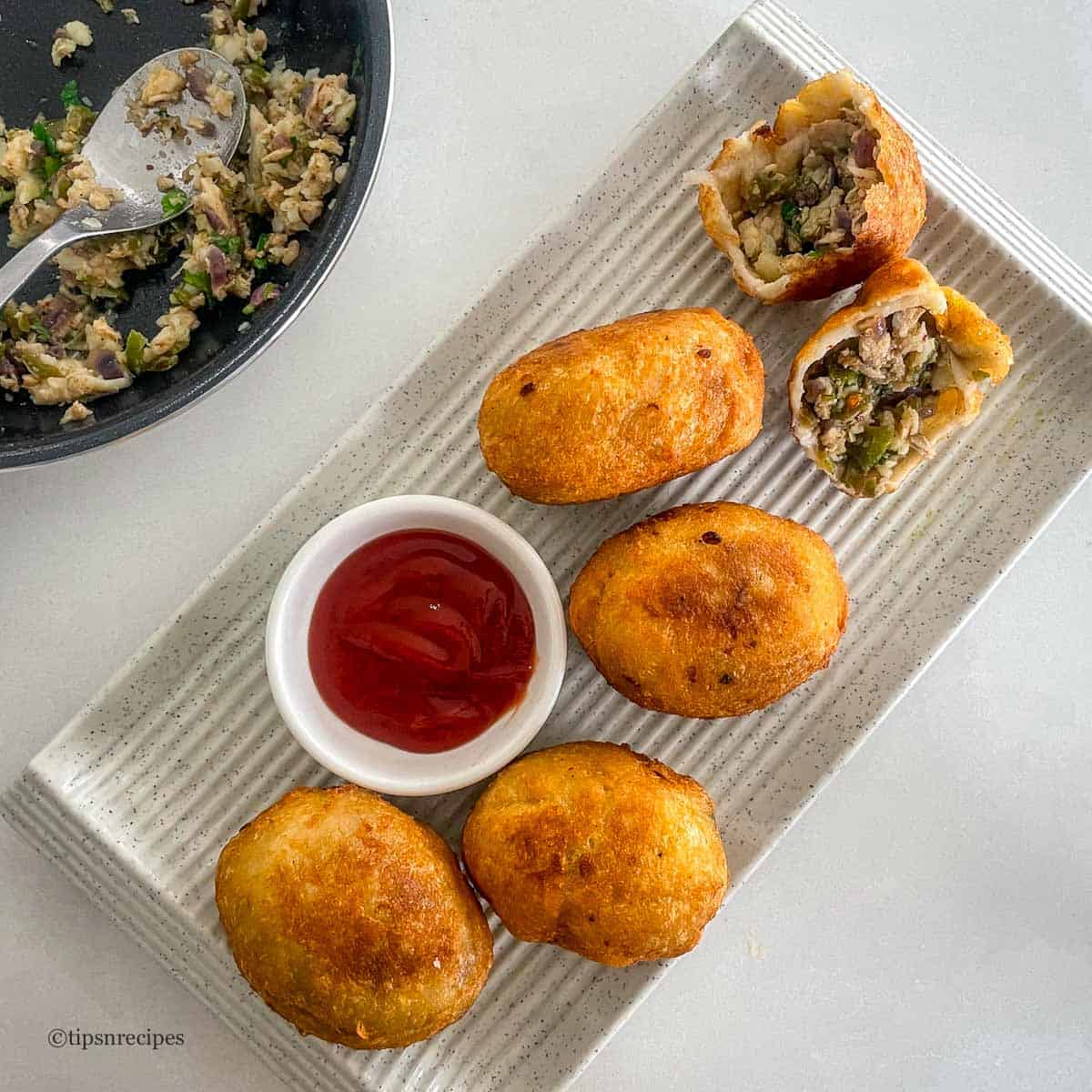 Freshly preapared chicken bread rolls served with dip.