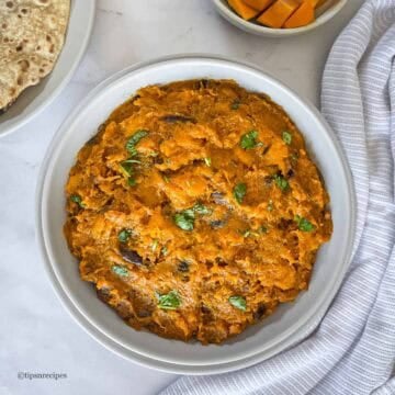 Mashed Pumkin Indian Kaddu sabzi in a bowl.