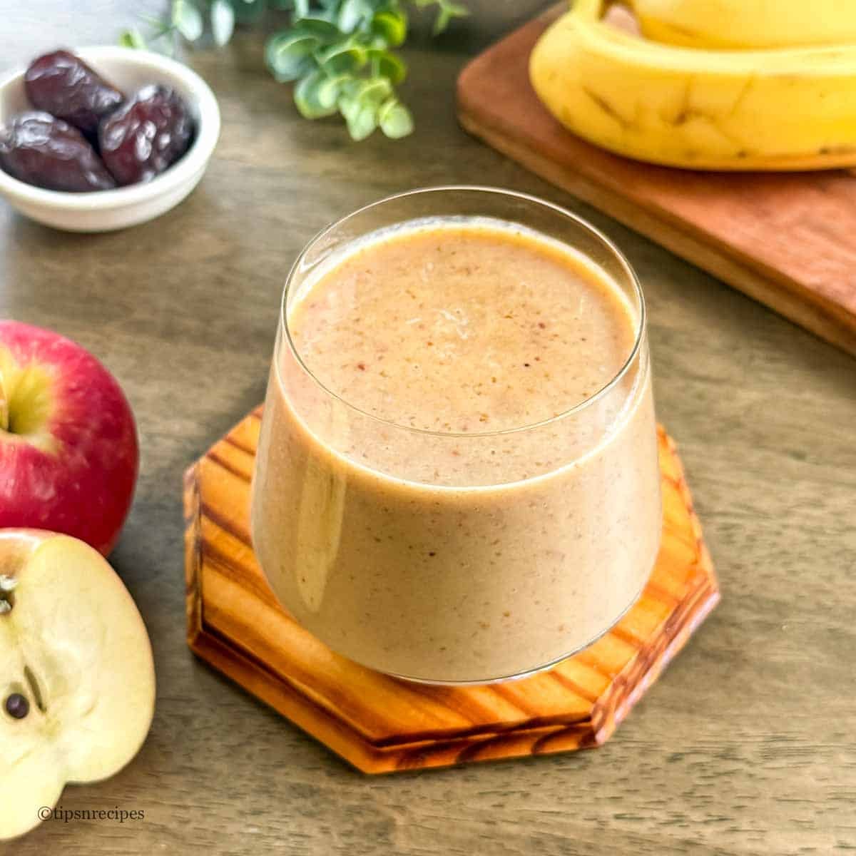 A glass of apple and banana smoothie.