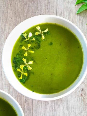 Two bowls of weight loss green soups for low calorie drink.