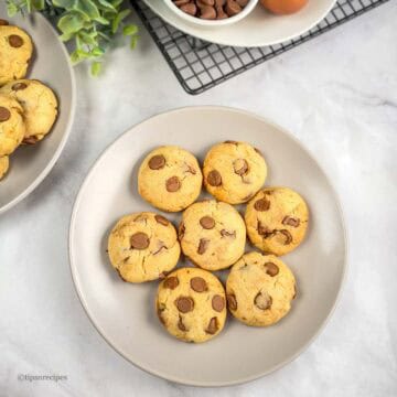 A plate of freshly baked chocolate cookies arranged in circular motion.